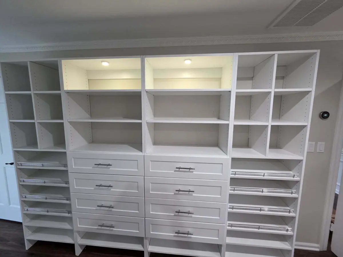 Built-in wall unit with lighting