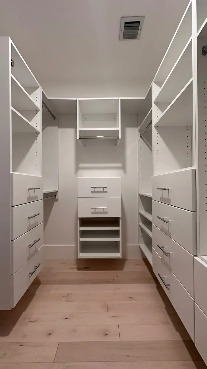 Narrow walk-in with efficient drawer storage
